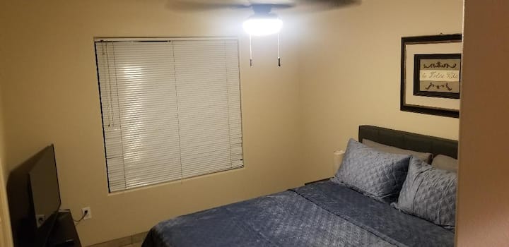 Dormitorio 2 con Roku streaming TV de 43 pulgadas.