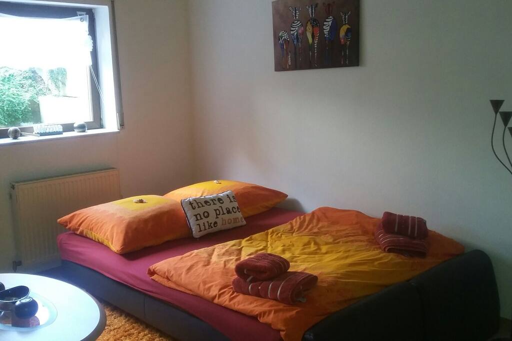 Aufbettung im Wohnzimmer für weitere 1- 2 Personen möglich (ca140cm Breite )