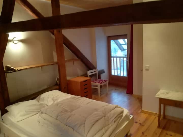 Chumba cha kulala ghorofa ya 2, kitanda 1 cha watu wawili na vitanda 2 vya mtu mmoja, mihimili, paneli 