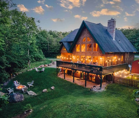 Modern Chalet-private deck/firepit/ clubhouse pool