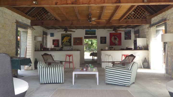 Dnevni boravak, američka kuhinja.