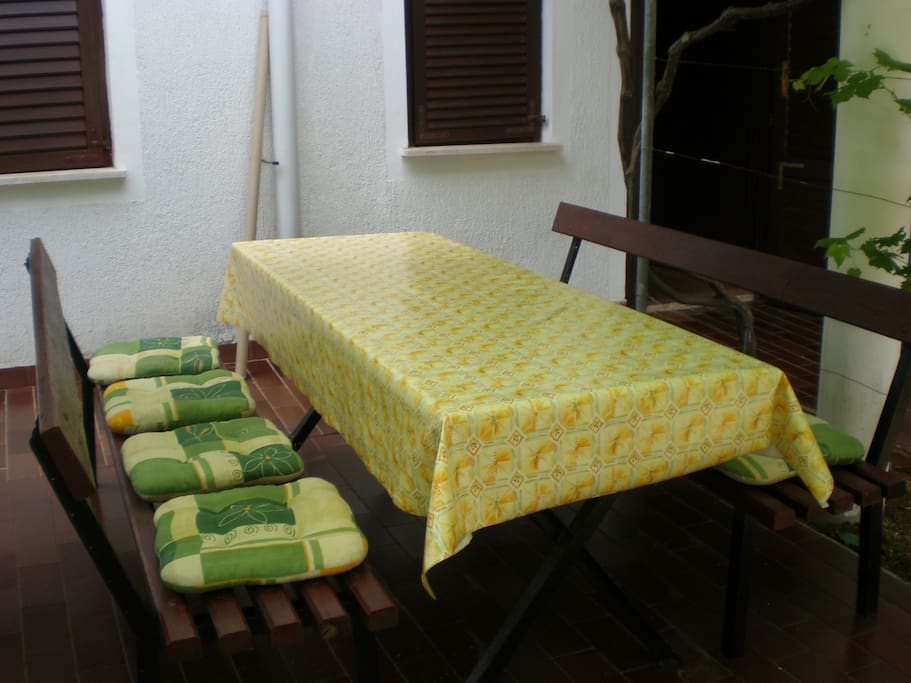 Terrasse mit Gartenmöbeln