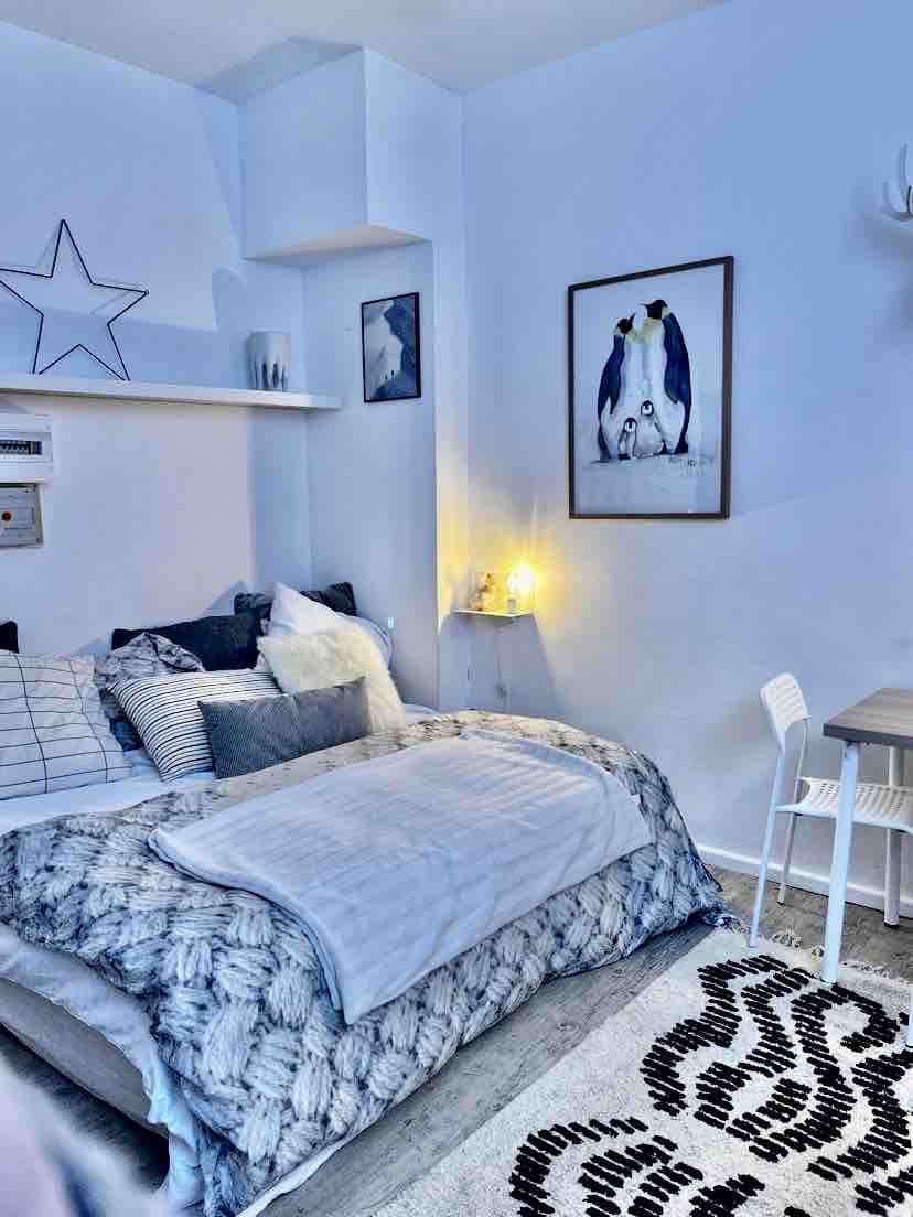 غرفة رئيسية بسرير كبير 180 × 200