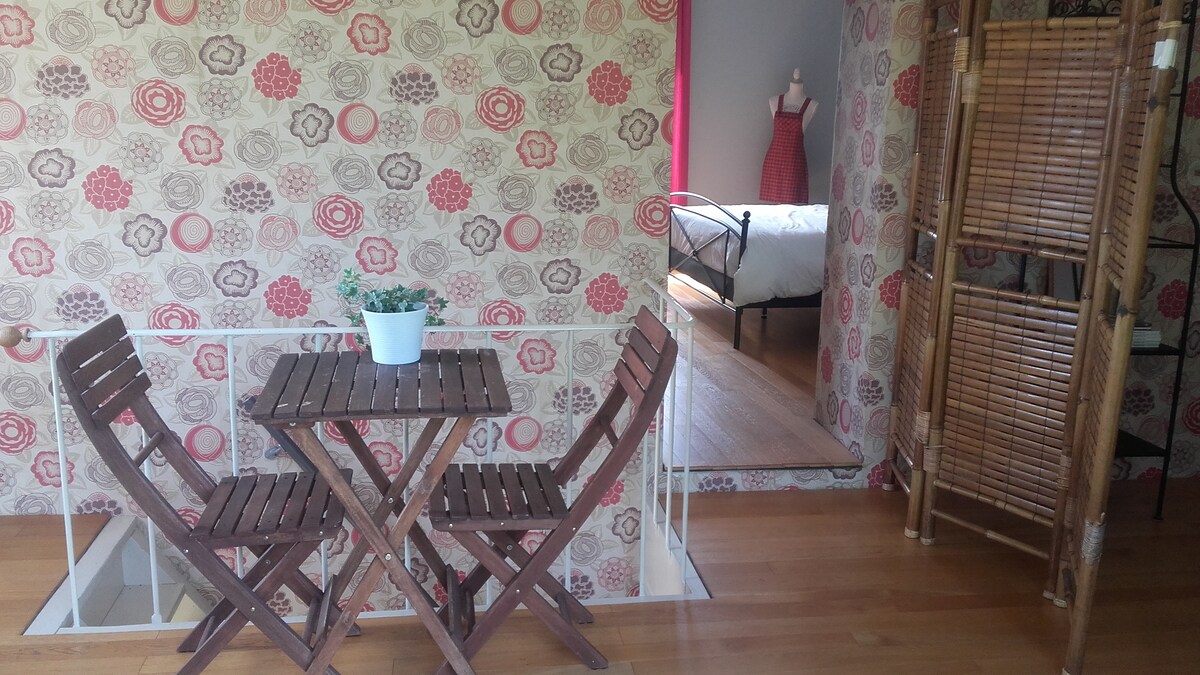 Salón de arriba con un sofá convertible