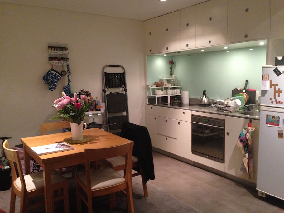 Kitchen and dining table (expandable)