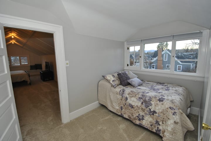 配备全尺寸床的额外房间