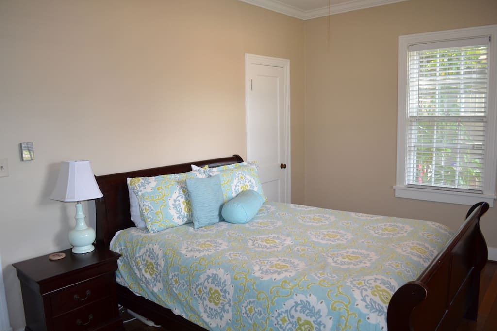 Guest bedroom with queen size bed