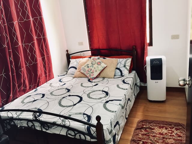 Cozy Budget Room at Fernvale