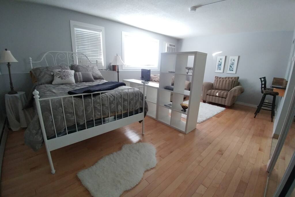 Beautiful, bright, quiet condo with large maple and granite kitchen, double bed, eating bar, private bathroom with tub and shower, and elegant sitting area. Parking available free onsite.