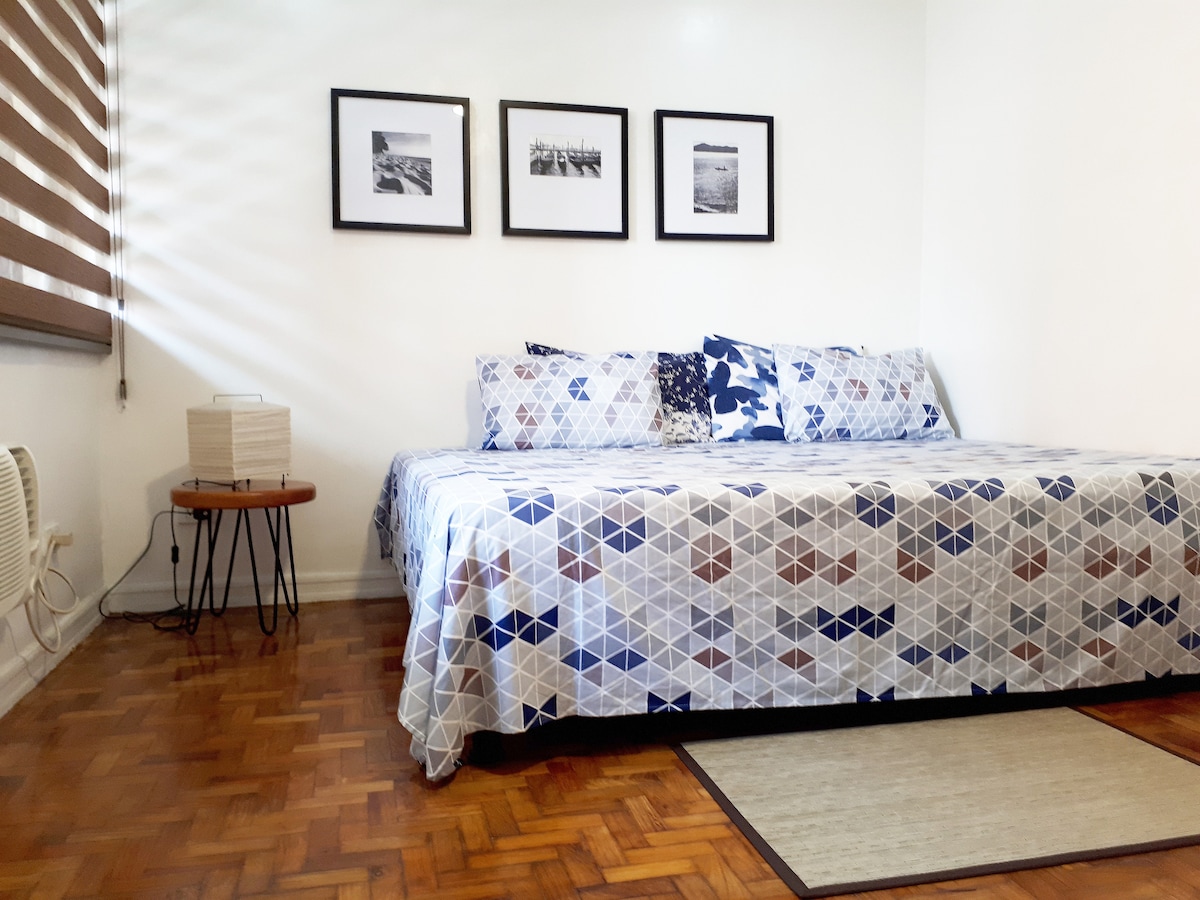 El dormitorio tiene cama tamaño queen y baño privado en el interior. 


El área del piso del dormitorio es de 12 metros cuadrados.  

Tu baño tiene 2,75 metros cuadrados.

Tu balcón tiene aprox. 2,5 metros cuadrados.


Tamaño del dormitorio: 4,33 × 2,73 metros

Cama tamaño queen 
192 cm L× 153 cmW
19 cm de espesor (7,5 pulgadas)
