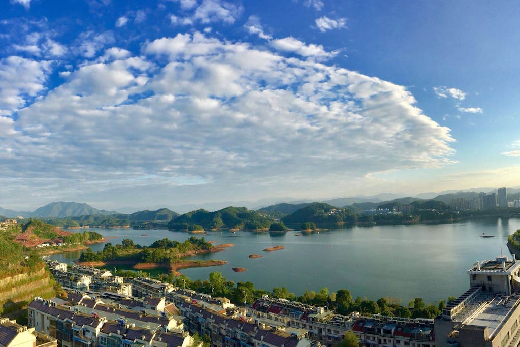 晴天的无敌窗景 千岛湖的碧水蓝天尽收眼底