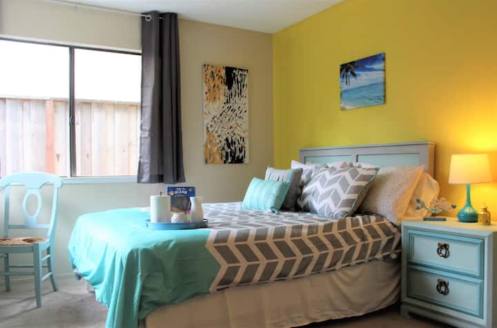 Dormitorio número 1: cama tamaño queen, mesa de trabajo pequeña, vestidor y un armario enorme.