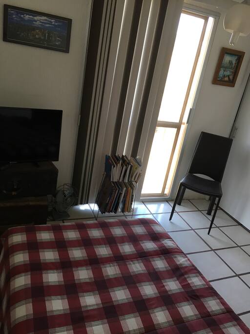 Habitación con ventana al exterior.