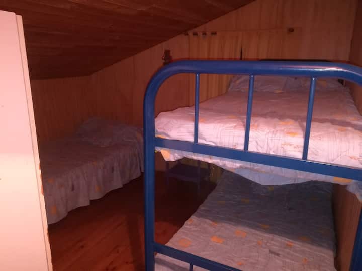 Спална соба 4 со 3 единечни кревета (2-ри кат)