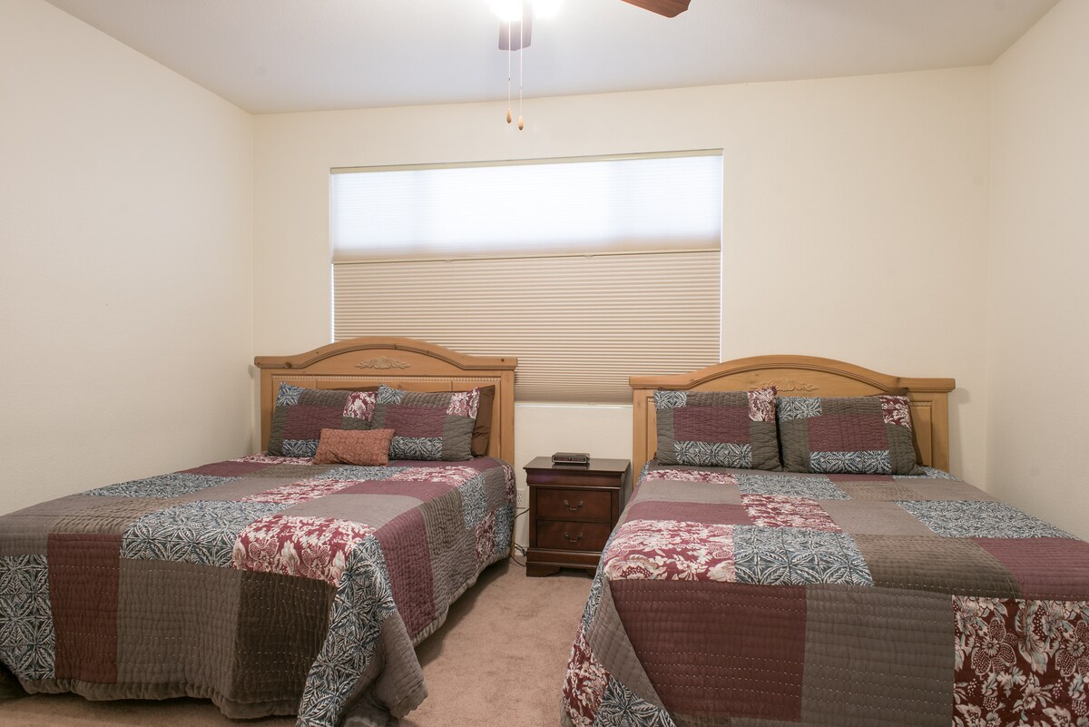 בחדר השינה הראשי יש שתי מיטות קווין סייז. יכול להלין בנוחות 4 אורחים