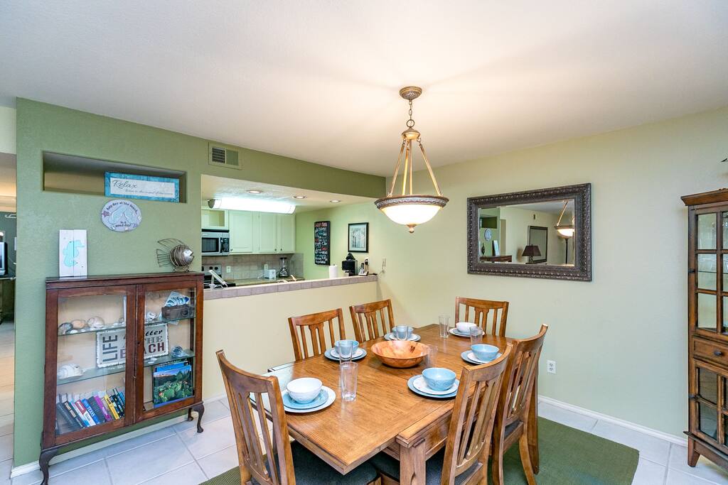 Gather here for a vacation dinner.