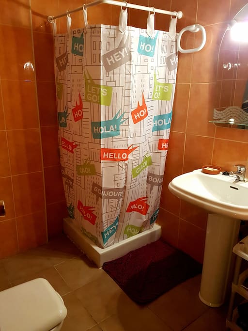 Baño para compartir con las otras dos habitaciones / Bathroom to share with the other 2 rooms. (Towels are supplied)