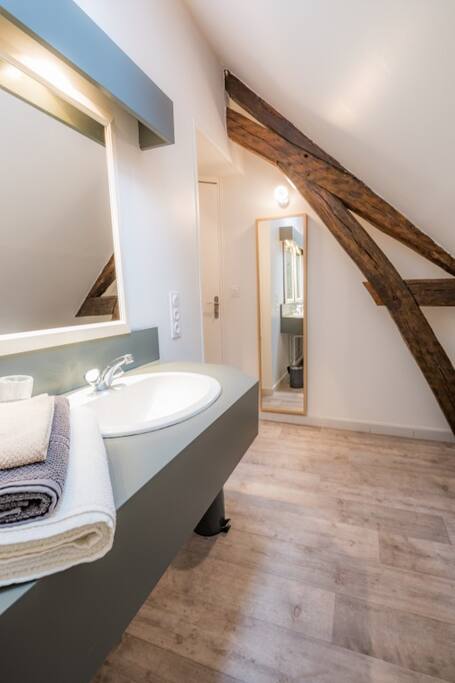 salle de bain 2 lavabos, baignoire douche, serviettes, lave linge
