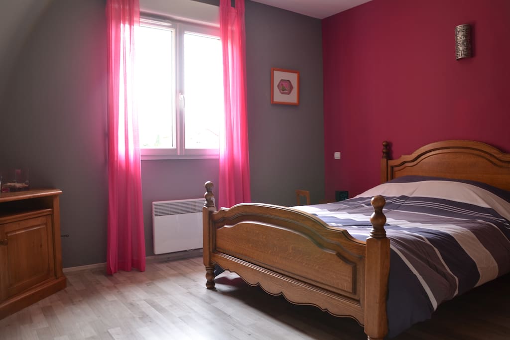 Chambre rose
Lit double