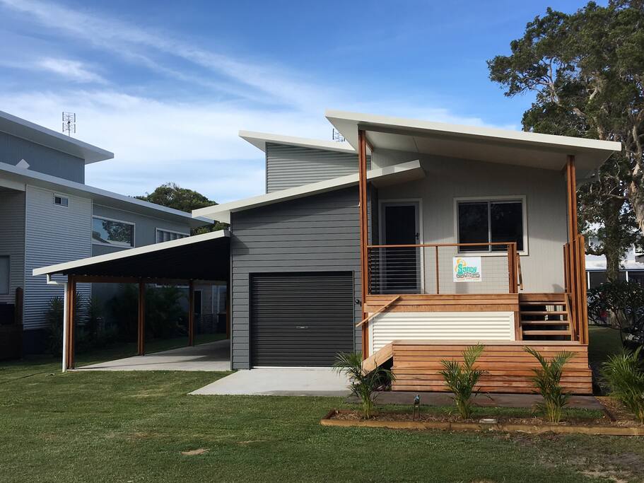 Front deck with seating area