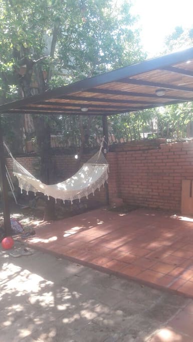 Galería y pergolado de la casita del fondo, un dormitorio, un baño, cocinita-sala-comedor en monoambiente.
