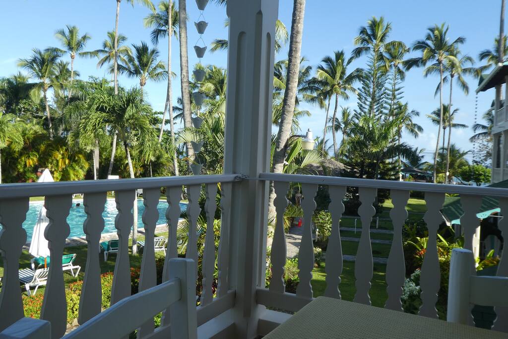 VUE DE VOTRE TERRASSE PLONGEANTE SUR LA PISCINE & LA PLAGE