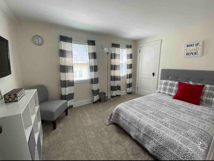 Izba pre hostí, manželská posteľ, televízor, skriňa