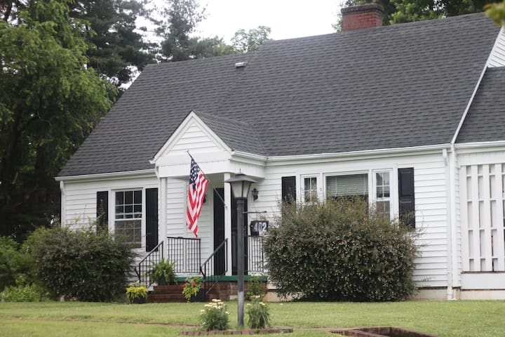 Adorable Abingdon House-Close to everything!