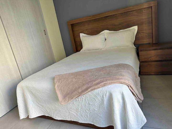 第二间标准双人床卧室 