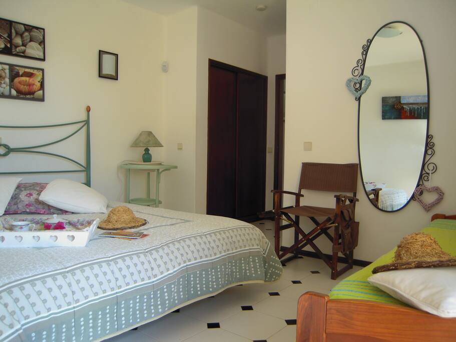 Quarto com cama extra