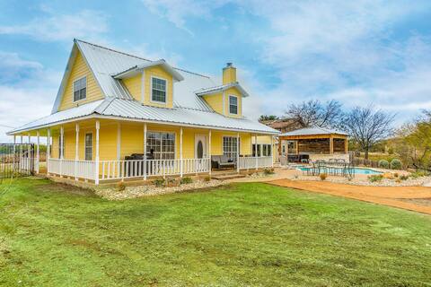Lakefront w/ Hot Tub, Fire pit, Kayaks, and Dock