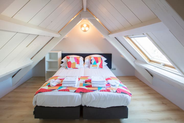 חדר שינה מס '2 + מס'3
Karel Appel apartment
Dutch Masters Amsterdam