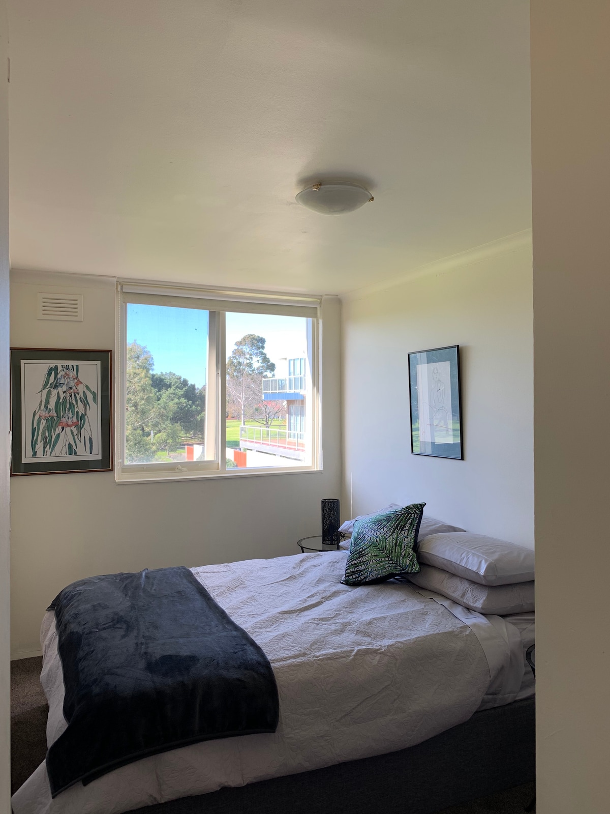 可观赏河景的2号床