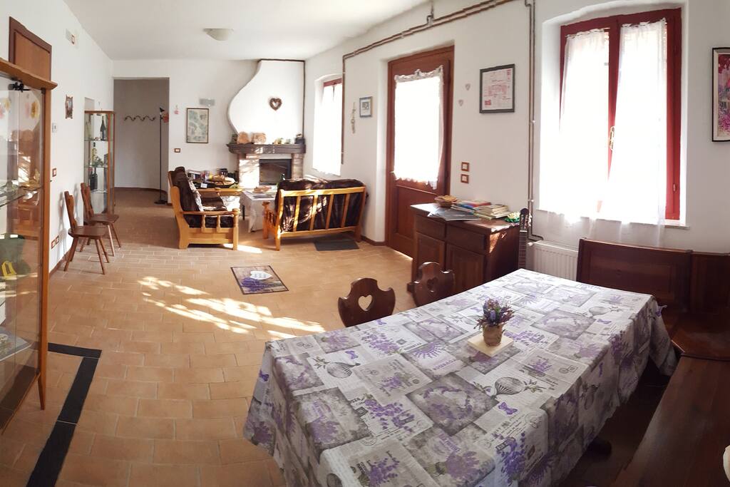 Ingresso e soggiorno.