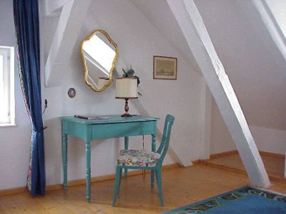 Schlafzimmer im 1. OG - kleiner Schreibtisch