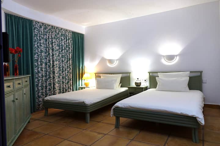Velika spavaća soba u prizemlju s dva kreveta za jednu osobu dimenzija 120 cm x 200 cm