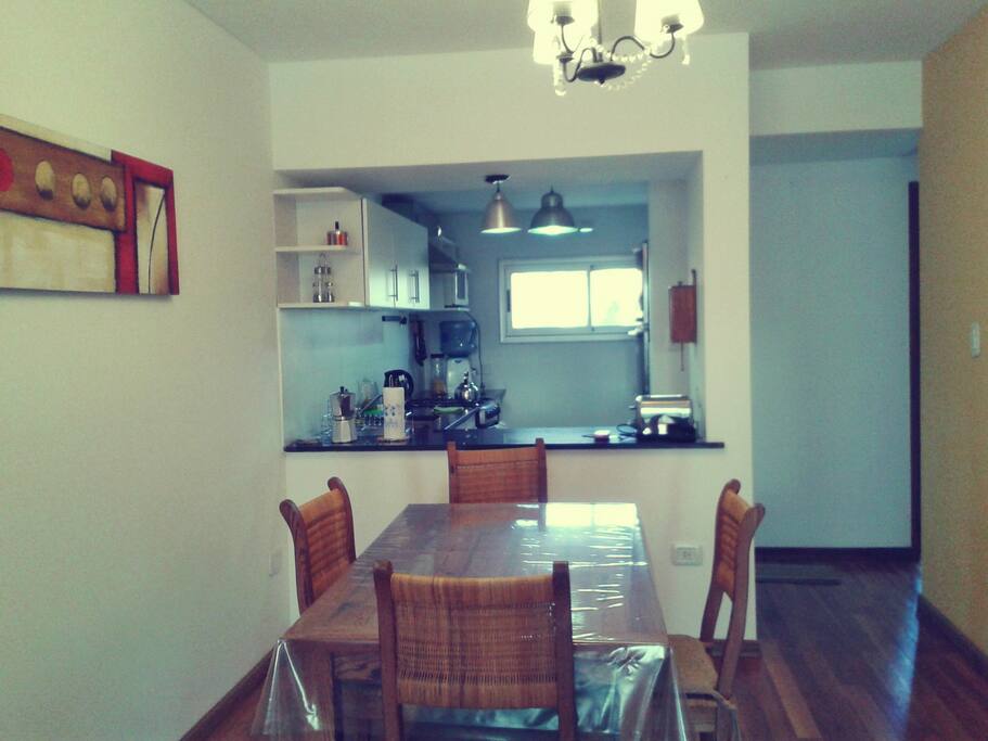 Cocina - comedor, separados por barra desayunadora
