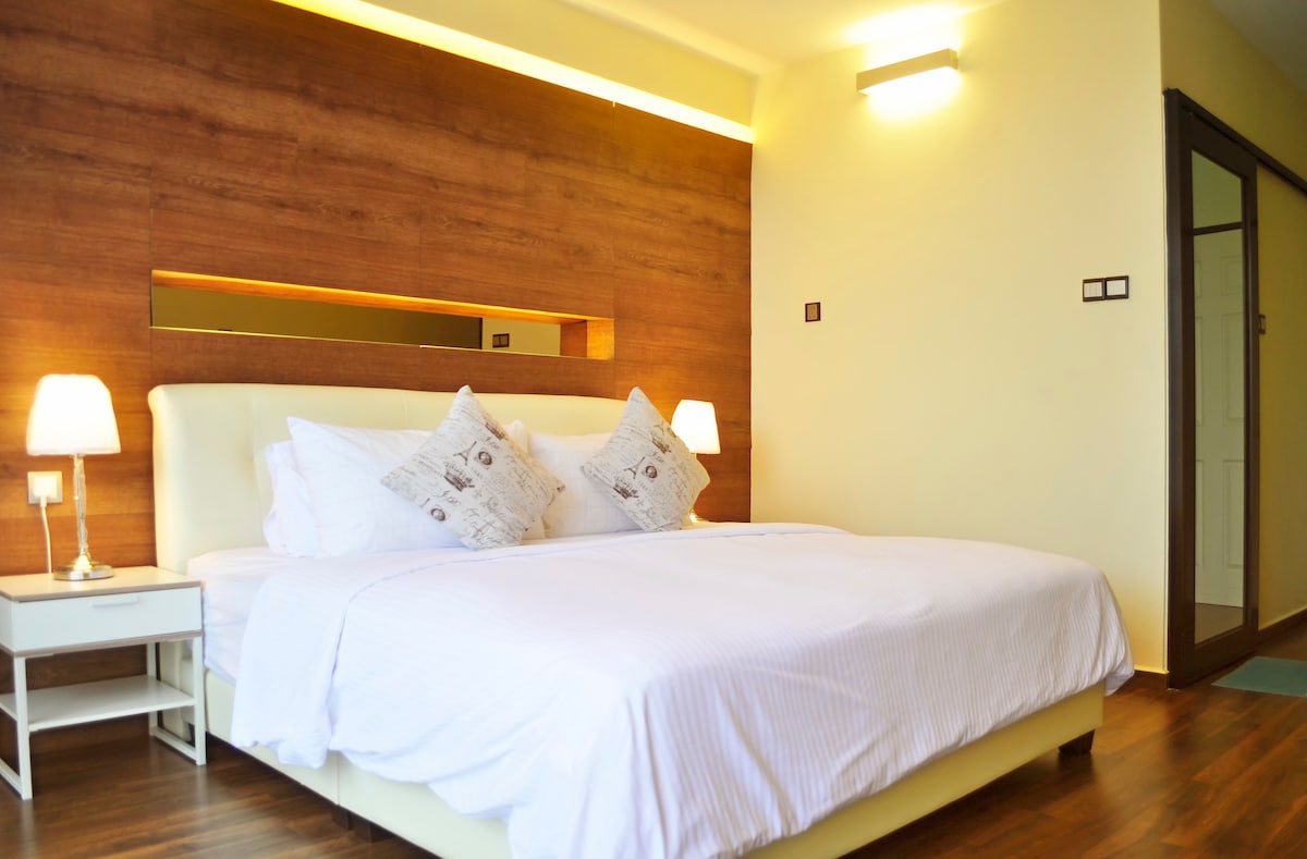 מיטת קינג סייז עם חדר רחצה צמוד