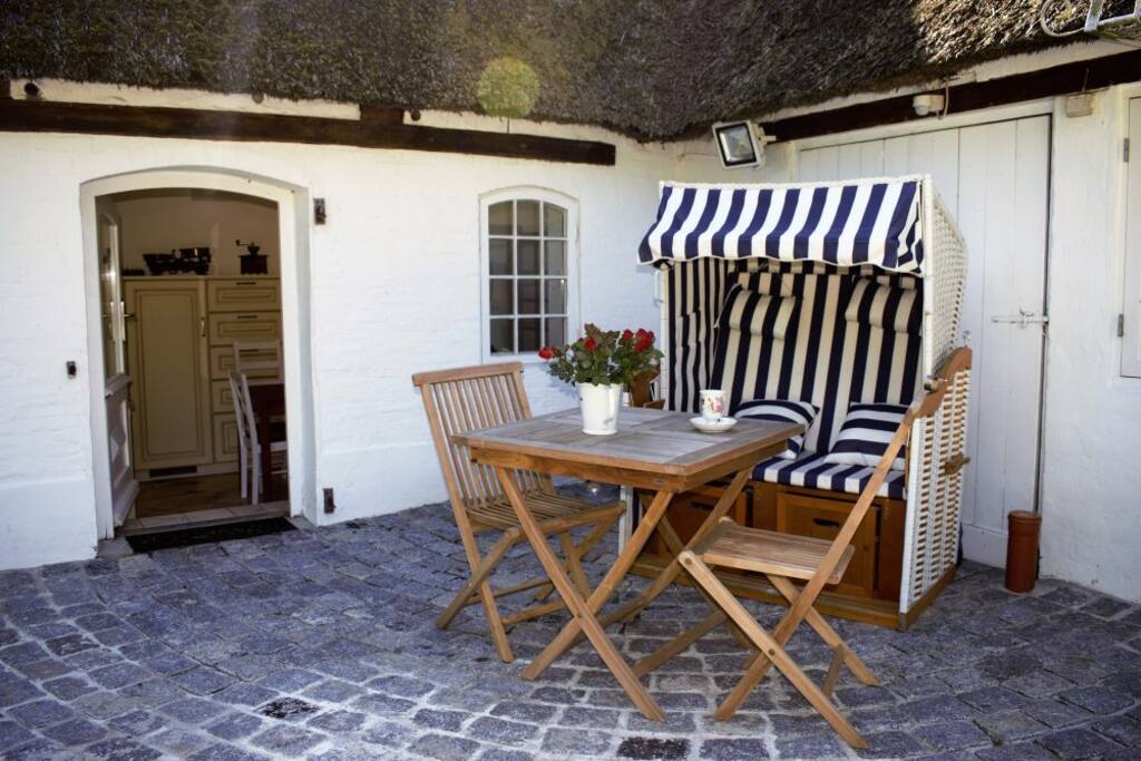 Terrasse mit eigenem Strandkorb
