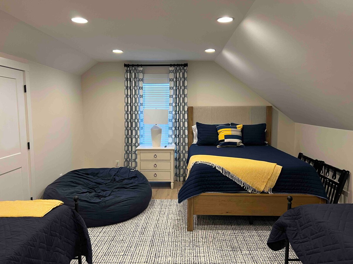 Spálňa na poschodí s 1 manželskou posteľou a 2 oddelenými posteľami.  Pripojený televízor.  (fotka 1 z 2)