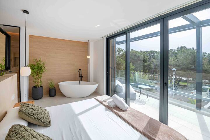 Chalet de lujo con piscina delante de la playa. gallery image 3