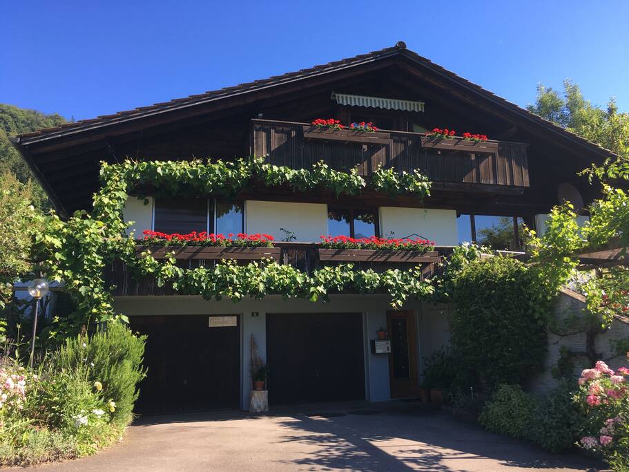Das Studio befindet sich im ersten Stock (oberer Balkon)