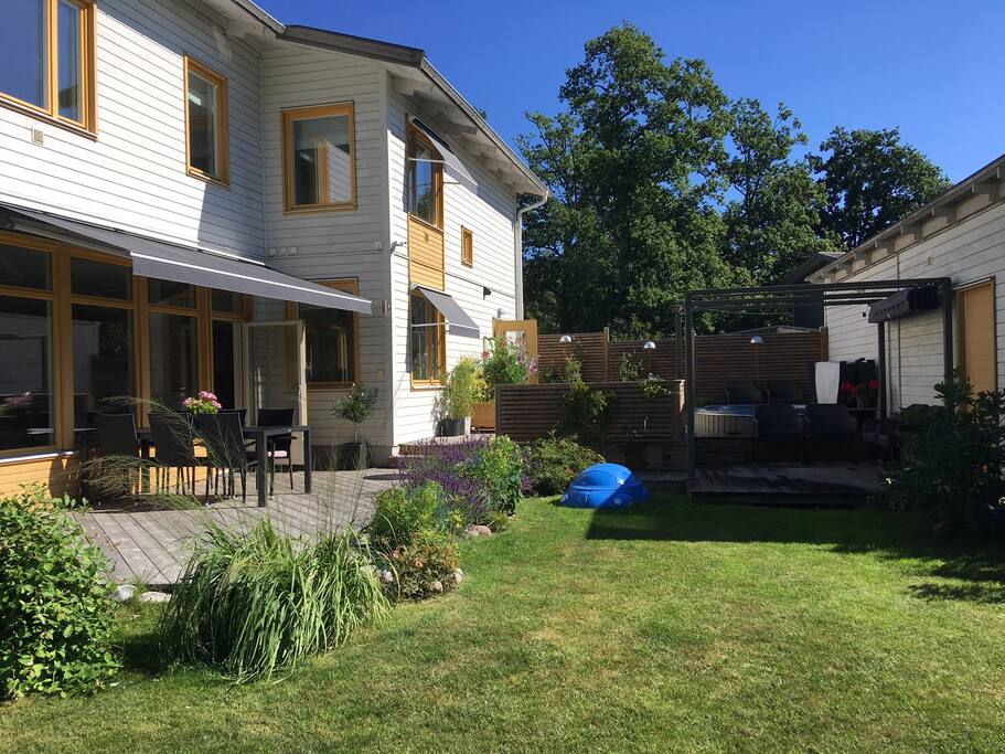 Altaner med sol och vindstyrda markiser