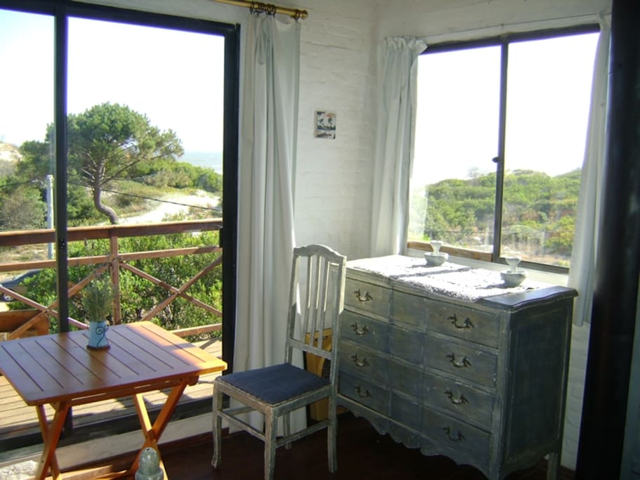 Cuarto en Suite con amplios ventanales con balcones