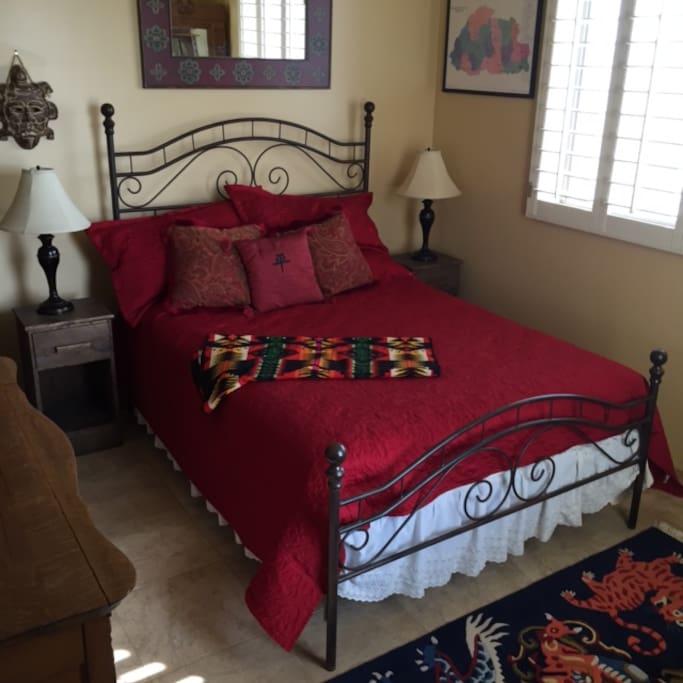 Bedroom with lots of natural light - Queen Size bed