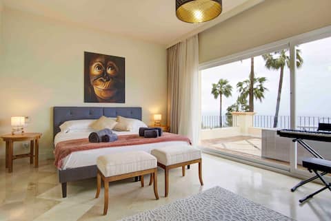 Elegant villa with sea views & heated pool