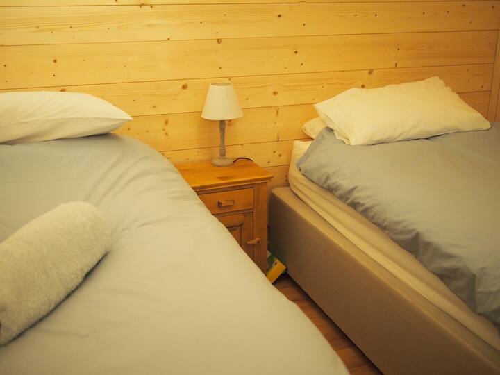 Dormitorio 4 en la planta baja: se puede hacer como camas individuales o cama doble tamaño king.