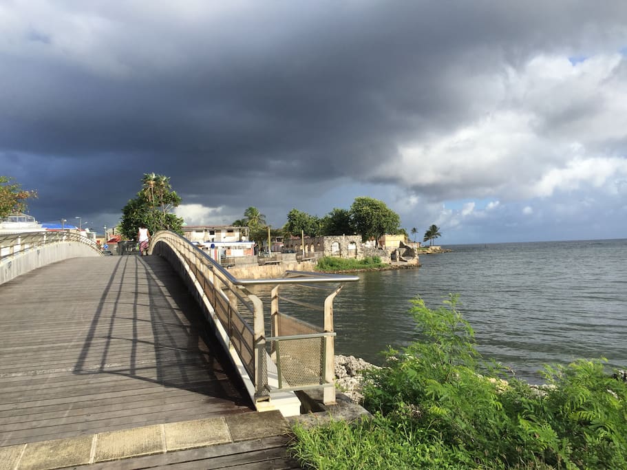 La passerelle entre la ville et la plage