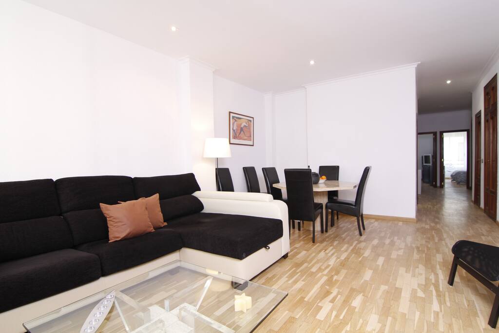 Spacious and bright living and dining room