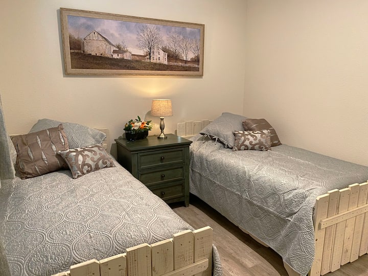 spavaća soba s dva bračna kreveta